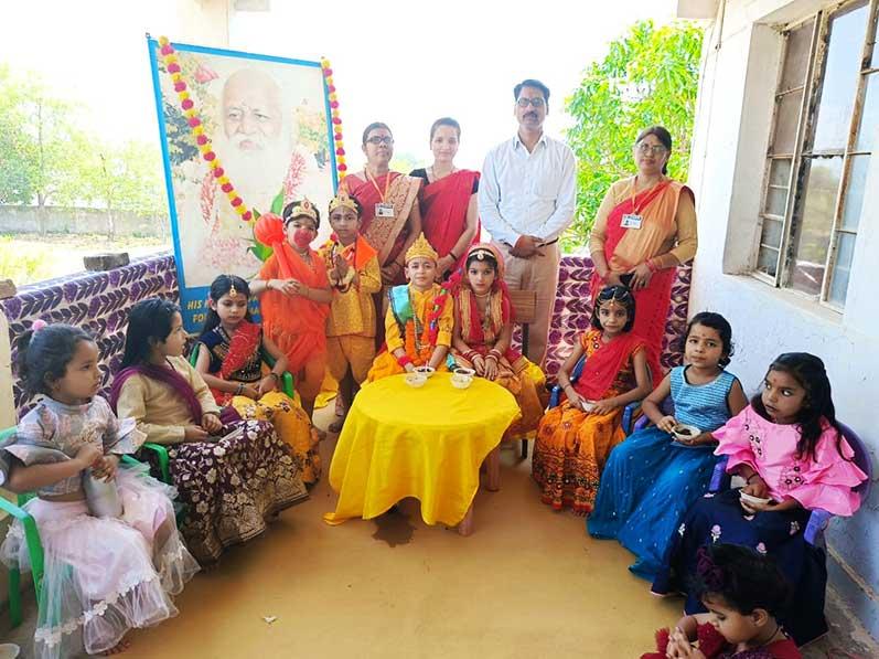 MVM Panna: Kanya Poojan and Bhoj  was organized on Navratri Ashtami at Maharishi Vidya Mandir Panna following sacred hindu rituals.