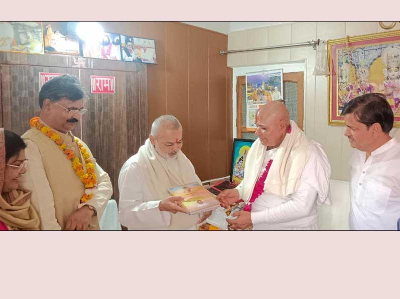 During Ayodhya Ji visit Brahmachari Girish Ji with Maharishi Organisation delegation visited Mahant Swami 1008 Shri Ramdas Ji Maharaj of Shri Hanuman Garhi Naka, honoured him with garland, shawl, sweets and Shriphal. Swami ji has given blessings for all success of Maharishi Organisation and given a chance to perform Aarti of Shri Hanuman Ji to Brahmachari Girish Ji and other members of deligaation. Brahmachari Ji also presented his book Param Pujya Maharishi Mahesh Yogi Ji ki Daiviya Chhatrachhaya mein Brahmachari Girish and Gyan 2024 to Swami Ji.