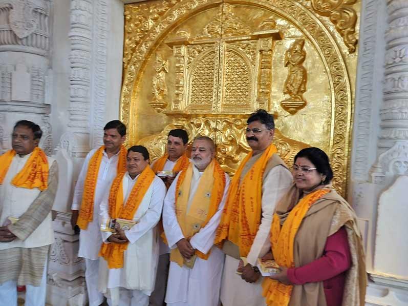 Brahmachari Girish Ji visited Ayodhya ji with Ramdev ji, Ved Prakash Sharma ji, Vandana Sharma ji, Basant Das ji and Ashutosh Rastogi ji and got darshan and blessings of Shri Raamlala ji. Main pujaries have given their blessings in the form of Raamnaami Angvastram and bhog prasadam. 