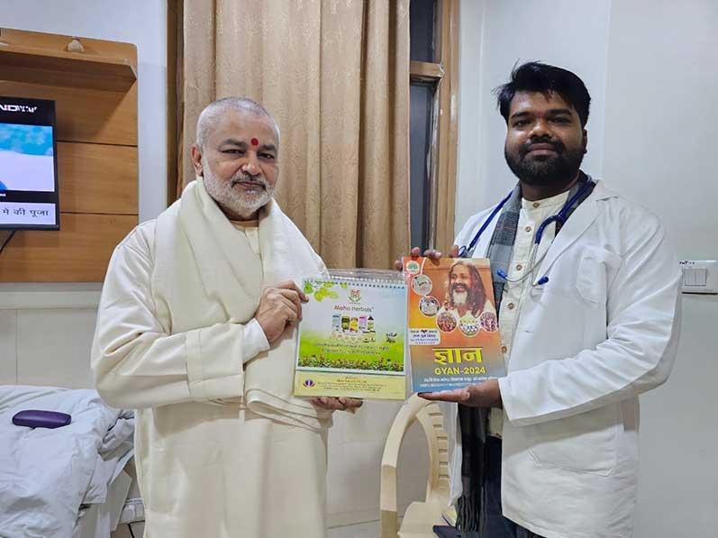Brahmachari Girish Ji has presented annual magazine of Maharishi Group of Educational Institutions ''Gyan 2024'' and table calendar to Dr. Prasannajit ji at Noida.