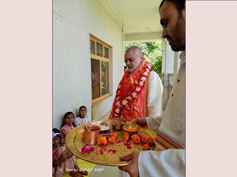 On the occasion of Shri Ramnavmi, puja was performed by Brahmachari Girish ji at Shri Raam Darbar temple, Gurudev Brahmanand Saraswati Ashram, Bhopal. Kanya bhoj was also organised on this occassion. 