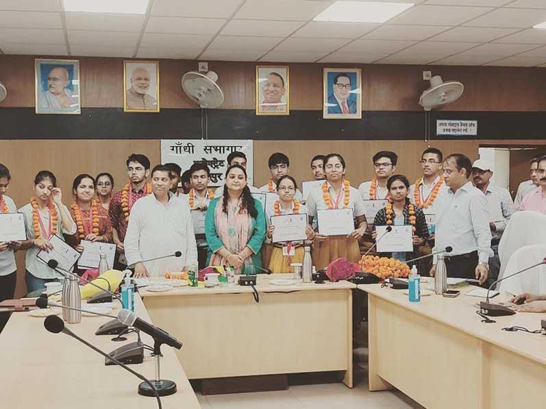 MVM Fatehpur : Xth & XII CBSE Board merit holders of Maharishi Vidya Mandir, Fatehpur were awarded by District Magistrate Fatehpur Mrs Shruti for their outstanding performance in the field of Academics.