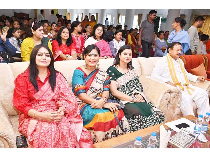 MVM Vijaynagar, Jabalpur: A group photo during an introductory lecture on TM meditation offered at Maharishi Vidya Mandir Vijaynagar, Jabalpur.