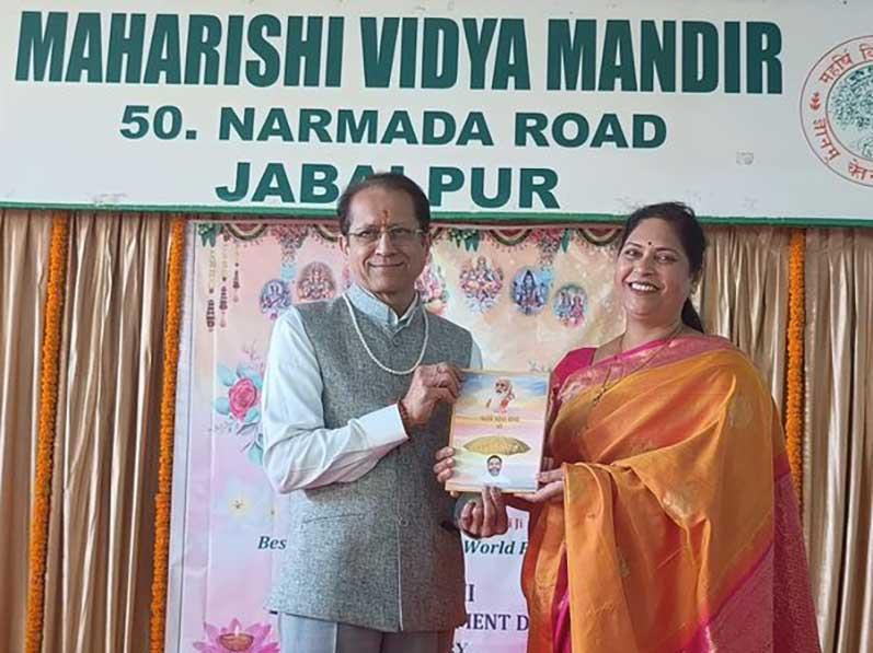 MVM Narmada Road Jabalpur: Gyan Yug Diwas Celebration at MVM l Jabalpur. Vice Chancellor of Rani Durgavati Vishwavidyala, Dean of Vetenary University and few more renowned & eminent personalities were our guest of honour all of them spoke very high about Maharishi ji's contribution to the world.